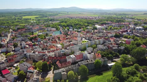 Historic-buildings,-lush-greenery,-and-scenic-countryside-in-the-background