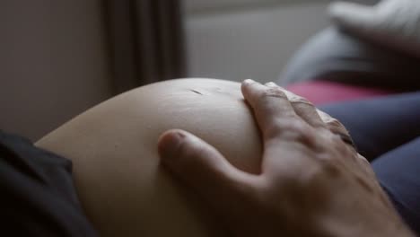 Väter-Hand-Streichelt-Baby-Mamas-Schwangeren-Bauch