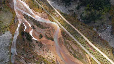 Vista-Aérea-De-La-Autopista-Del-Millón-De-Dólares-Y-Red-Mountain-Creek-Entre-Silverton-Y-Ouray,-Colorado,-EE.UU.