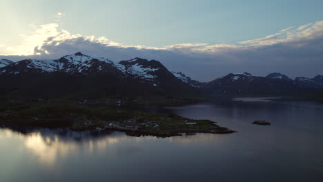 Goldener-Flug-über-Austnesfjorden:-Beeindruckende-Schneebedeckte-Gipfel