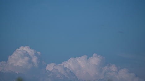 Wolken-Ziehen-Sich-Wirbelnd-Ins-Nichts-Zurück-Vor-Einem-Pastellblauen-Himmel-Mit-Offenem-Platz-Für-Text