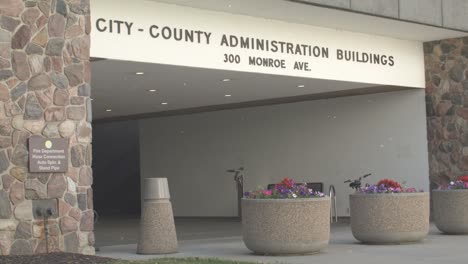 City-and-County-Administration-Building-in-downtown-Grand-Rapids,-Michigan-and-stable-wide-shot