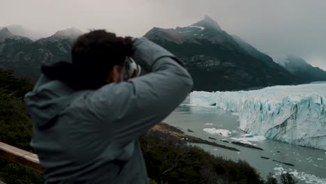 Fotógrafo-Profesional-Tomando-Fotografías-Del-Glaciar-Perito-Moreno,-Argentina,-Patagonia