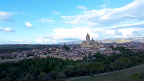 Segovia:-Malerische-Aussicht-Auf-Die-Berglandschaft