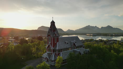 Sonnenuntergang-Farben-über-Buksnes-Kirche,-Norwegen-Aus-Der-Luft