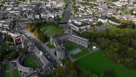 Castillo-De-Kilkenny,-Condado-De-Kilkenny,-Irlanda,-Septiembre-De-2023