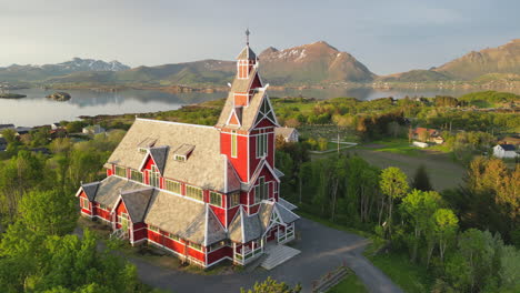 Buksnes-Kirche,-Norwegen-In-Der-Abenddämmerung:-Filmreife-Schönheit-Aus-Der-Luft