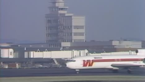 1970er-Jahre-Western-Airlines-Flugzeug-Rollt-Auf-Der-Landebahn