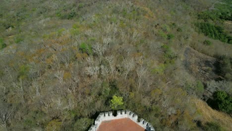 Hermosa-Vista-De-Drone-De-Un-Fuerte-En-Ruinas-Del-Año-1847