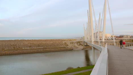 Menschen,-Die-Tagsüber-über-Die-Große-Fußgängerbrücke-In-Dünkirchen,-Frankreich,-Spazieren