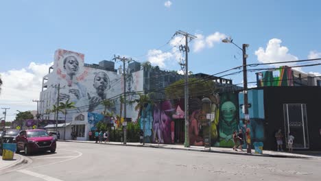 Street-view-of-Wynwood-Walls-in-Miami-with-vibrant-murals-and-a-sunny-day