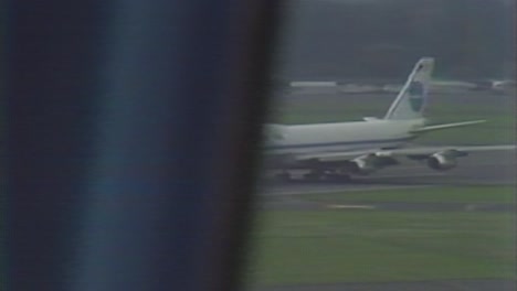 1970er-Jahre-Pan-Am-Airlines-Flugzeug-Rollt-Auf-Der-Landebahn-Im-Inneren-Des-Flugsicherungsturms-Gefilmt