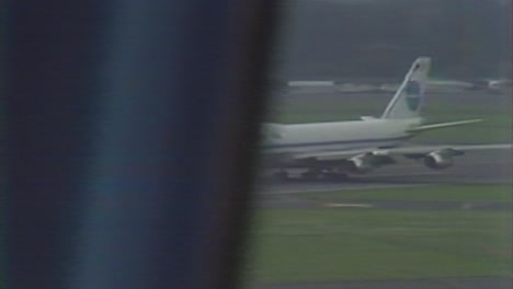 1970-Pan-Am-Airlines-Avión-Rodando-En-La-Pista-Filmado-Dentro-De-La-Torre-De-Control-Del-Tráfico-Aéreo