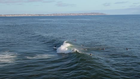 Vista-Superior-De-Surfistas-Montando-Maremotos-Cerca-De-Bird-Rock-En-San-Diego,-California,-EE.UU.