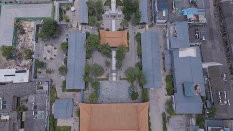 Imágenes-Aéreas-De-Un-Jardín-Agraciado-Por-Los-Visitantes,-Ubicado-En-El-Corazón-De-La-Antigua-Ciudad-De-Dalí.