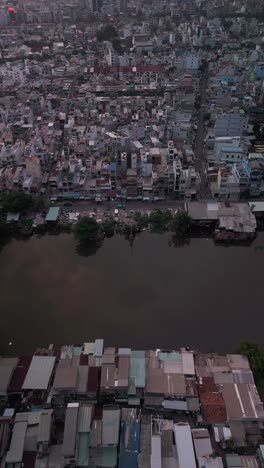 Densidad-Urbana-A-Lo-Largo-Del-Canal-En-Una-Zona-Pobre-De-La-Ciudad-De-Ho-Chi-Minh,-Vietnam,-Mostrando-Los-Tejados-A-La-Luz-De-La-Tarde