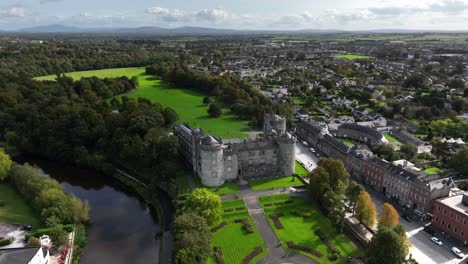 Castillo-De-Kilkenny,-Condado-De-Kilkenny,-Irlanda,-Septiembre-De-2023