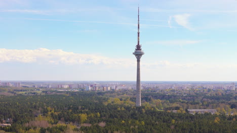 Atracción-Turística-De-La-Torre-De-Televisión-De-Tallin-Con-Plataforma-De-Observación-Cerca-De-Pirita,-Aérea