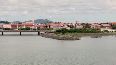 Bandera-De-Panamá-Con-El-Casco-Antiguo-Y-La-Calzada-De-Amador-Al-Fondo