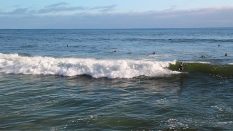 Schäumende-Flutwellen-Mit-Surfern-In-Der-Nähe-Von-Bird-Rock-In-La-Jolla,-San-Diego,-Kalifornien,-Vereinigte-Staaten