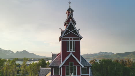 Buksnes-Kirche,-Norwegen-Bei-Sonnenuntergang:-Besichtigung-Der-Hübschen-Roten-Kirche-In-Norwegen