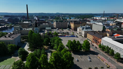 Toma-Aérea-De-Seguimiento-Del-Mercado-De-Keskustori-Y-El-Paisaje-Urbano-De-La-Soleada-Tampere.