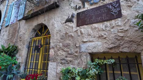 Cobbled-street,-flower-pots,-and-stone-houses,-quirky-arches-and-narrow-paths