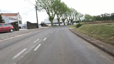 Fahrt-Durch-Eine-Malerische-Straße-Mit-üppigem-Grün-Und-Einem-Bewölkten-Himmel-In-São-Miguel,-Azoren