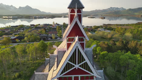 Toma-Aérea-De-La-Iglesia-De-Buksnes,-Noruega-En-La-Hora-Dorada.