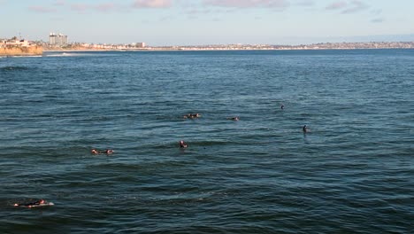 Gente-Surfeando-En-La-Playa-Cerca-Del-Barrio-Bird-Rock-En-San-Diego,-California,-EE.UU.