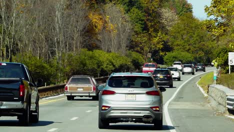 Hermoso-Día-De-Otoño-Por-La-Autopista-Detrás-Del-Vagón-Clásico-Griswolds-En-Cámara-Lenta