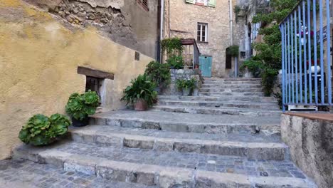 Fayence-In-Der-Provence,-Charmante-Kleine-Stadt-Auf-Einem-Hügel,-Voller-Historischer-Steinhäuser-Und-Blumentöpfe