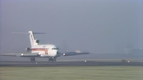 1970-Avión-De-La-Aerolínea-Occidental-Aterrizando-En-La-Pista-Durante-El-Día