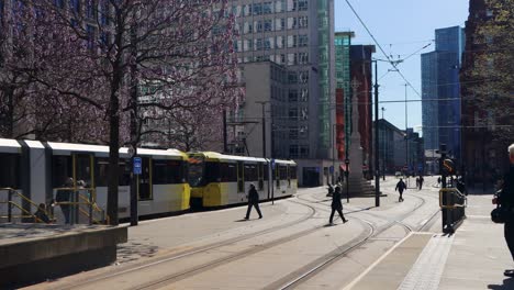 Menschen-überqueren-Die-Straße-In-Der-Nähe-Von-Metrolink-Straßenbahnen-An-Der-St.