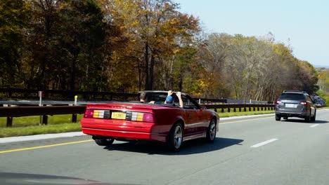 Clásico-Chevy-Cabriolet-Viajando-En-Cámara-Lenta-Por-La-Autopista