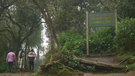 Schild-Am-Eingang-Der-Guna-Höhle-In-Kodaikanal