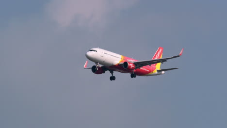 Avión-Descendiendo-Desde-Un-Aeropuerto-Internacional-Del-Sudeste-Asiático-Mientras-Sale-Para-Su-Vuelo-A-Su-Próximo-Destino