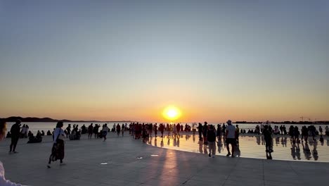 Zadar,-Kroatien,-Berühmt-Für-Seine-Sonnenuntergänge,-Bei-Denen-Sich-Viele-Menschen-Versammeln,-Um-Die-Letzten-Sonnenstrahlen-über-Dem-Horizont-Zu-Beobachten