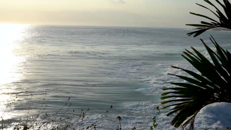 Cámara-De-Vídeo-De-Las-Olas-Del-Océano-Rompiendo-A-Lo-Largo-Del-Mar-Azul-Durante-La-Puesta-De-Sol-En-El-Horizonte