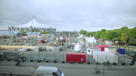 Vista-De-Los-Trabajos-De-Preparación-Para-Los-Juegos-Olímpicos-De-París,-La-Place-De-La-Concorde-Con-Los-Lugareños-En-Bicicleta-En-La-Calle-En-Primer-Plano.