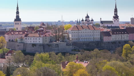 Teleobjetivo-Drone-Se-Acerca-A-La-Oficina-Gubernamental-De-Estonia-En-El-Casco-Antiguo-De-Tallin