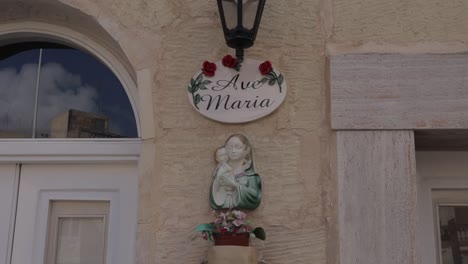 Decorative-wall-sign-in-the-streets-of-Mdina,-Malta,-bearing-the-letters-"Ave-Maria