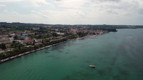 Aerial-view-with-a-drone-of-Lazise,-part-of-Lake-Garda-in-Northern-Italy---4K-Stockvideo