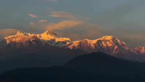 Vista-Del-Paisaje-De-La-Cordillera-Del-Monte-Annapurna-Durante-La-Puesta-De-Sol-En-Nepal