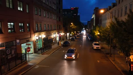 Calle-Luminosa-En-La-Ciudad-Americana-Durante-La-Hora-Azul,-El-Anochecer,-La-Noche