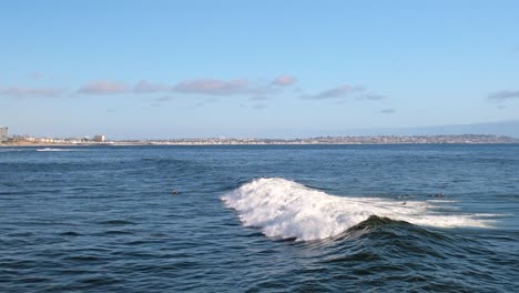 Enormes-Olas-Salpicando-A-Los-Surfistas-En-La-Roca-De-Aves-Limpias-En-La-Jolla,-San-Diego,-California,-EE.UU.