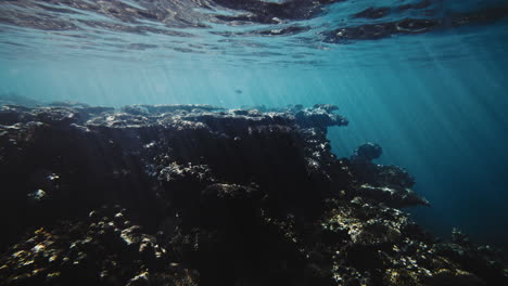 Aguas-Tranquilas-Y-Poco-Profundas-Difunden-Rayos-De-Luz-Que-Concentran-El-Patrón-En-La-Caída-Del-Arrecife