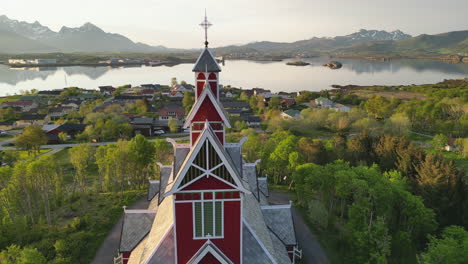 Iglesia-De-Buksnes,-Noruega-En-La-Puesta-De-Sol-Nórdica-Desde-El-Cielo