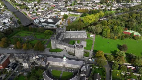 Castillo-De-Kilkenny,-Condado-De-Kilkenny,-Irlanda,-Septiembre-De-2023