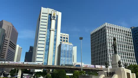 El-Frente-Del-Hospital-Conmemorativo-Del-Rey-Chulalongkorn-Cuando-Los-Trenes-Aéreos-Bts-Pasan-Desde-Ambos-Lados-Del-Marco